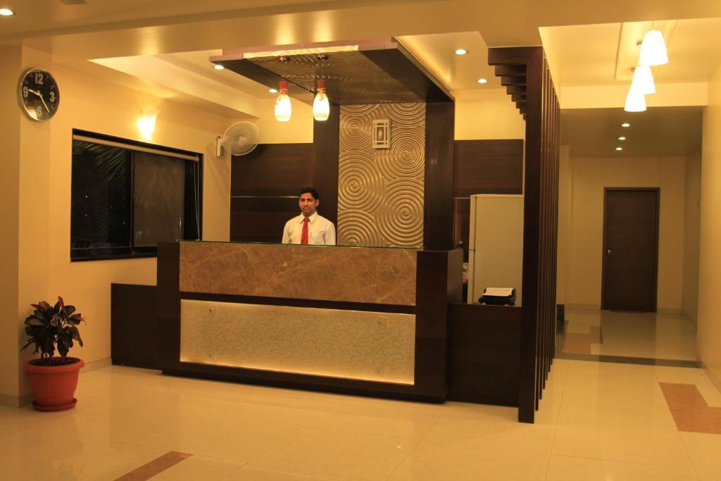 Hotel Sai Smaran เชอร์ดี ภายนอก รูปภาพ